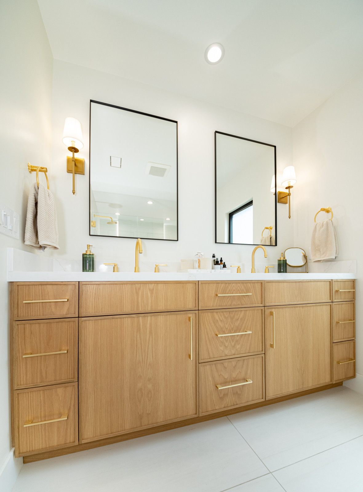 Double vanity in white oak with gold hardware